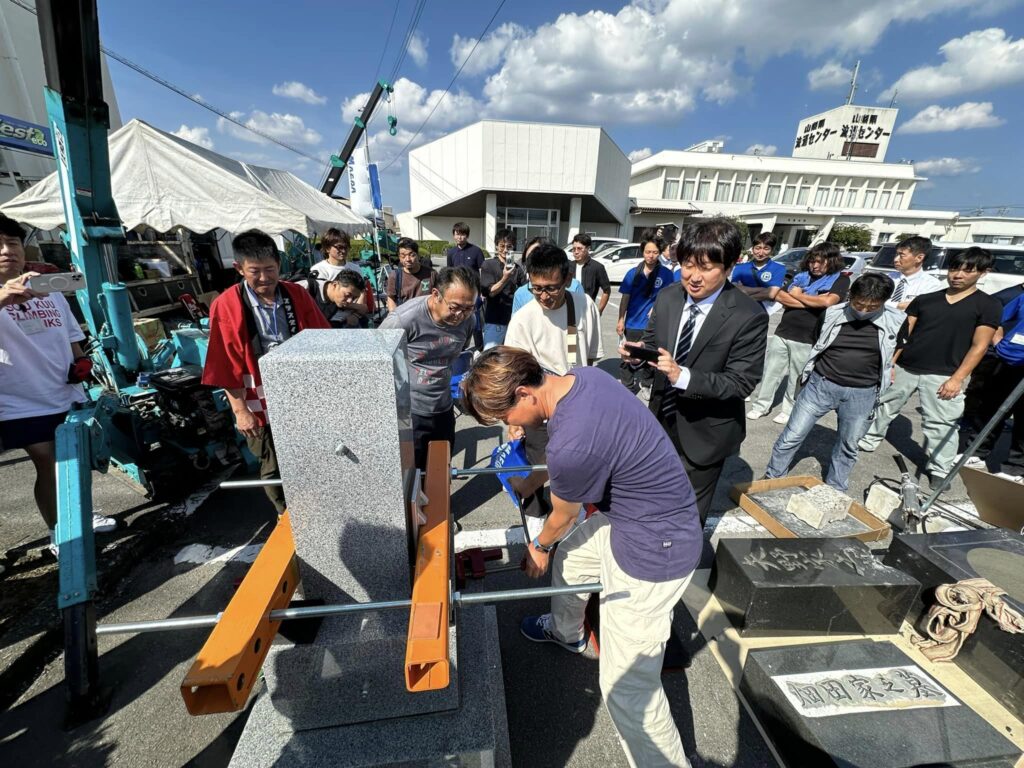 展示会では様々な石材工具を使用した催しものが行われます